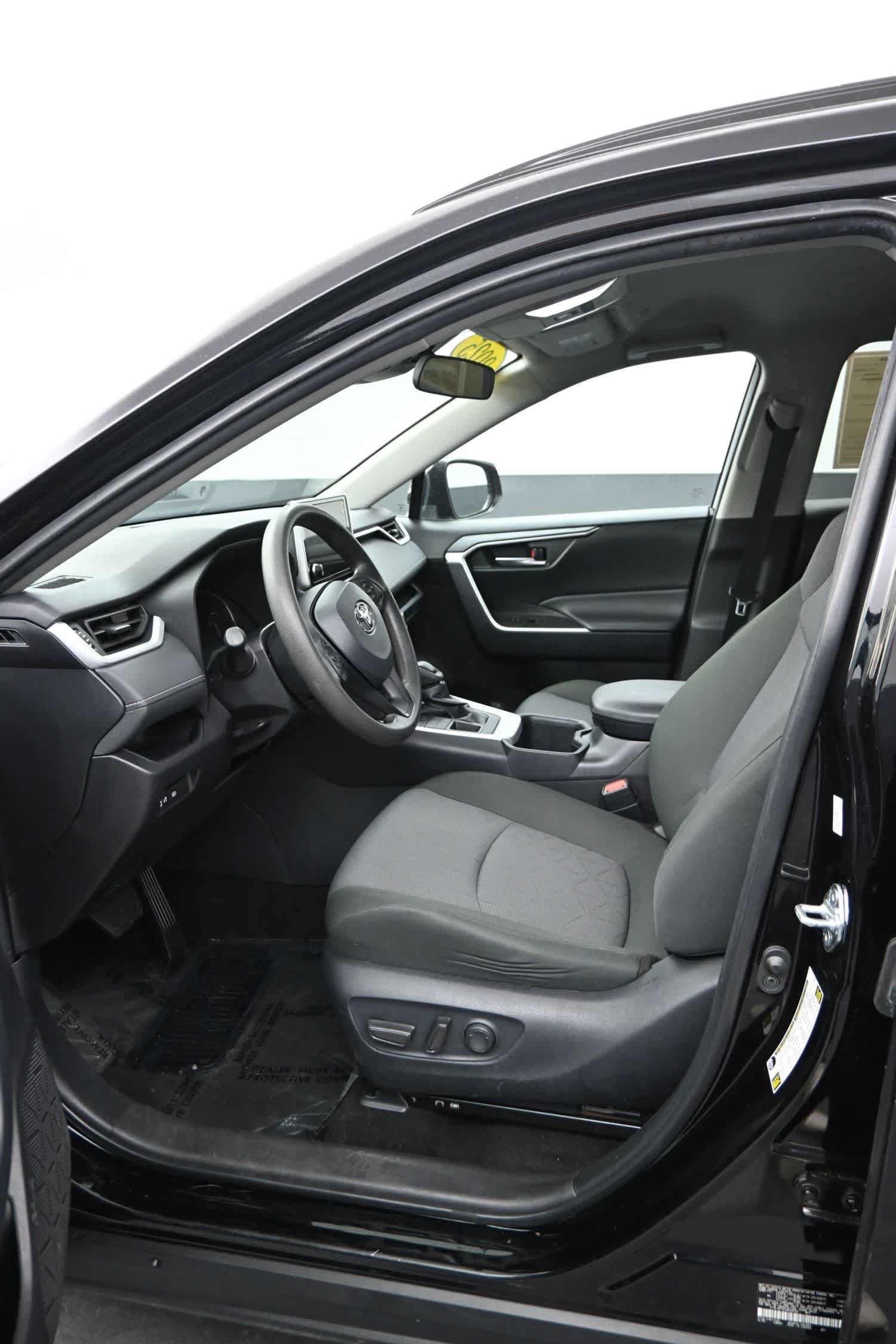 Used 2025 Toyota RAV4 XLE AWD/4WD image 11