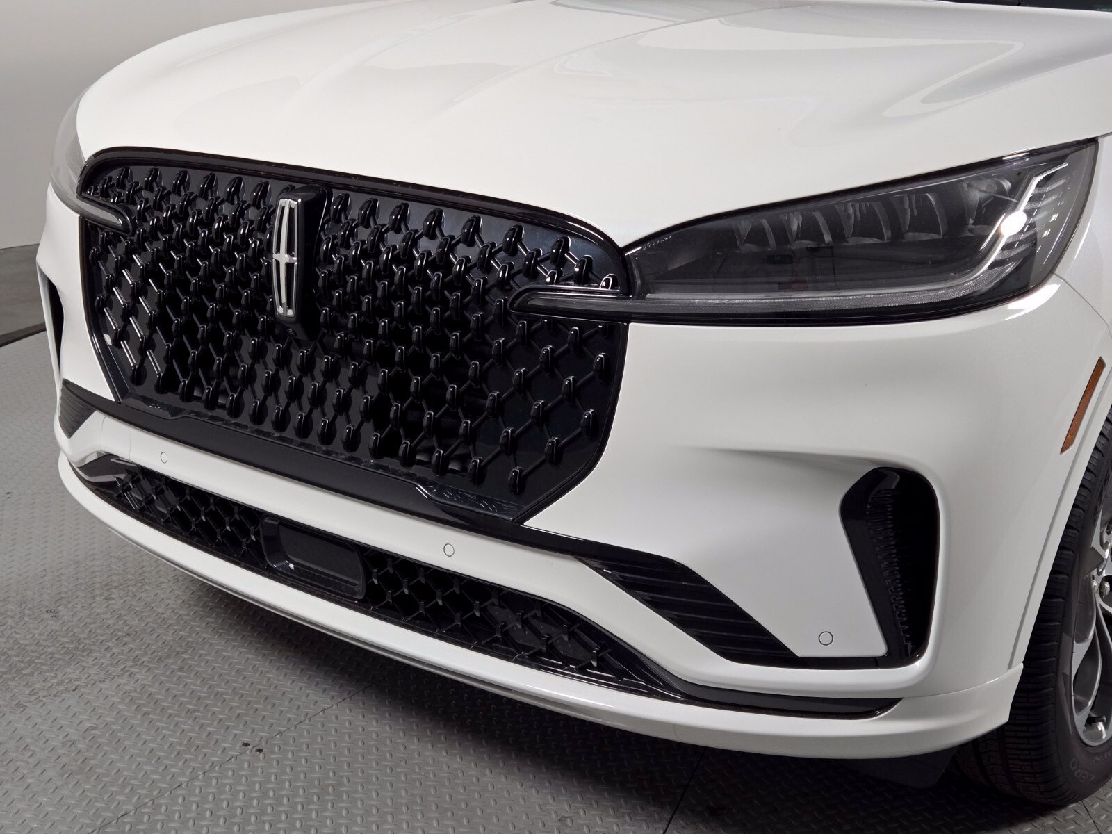 New 2026 Lincoln Aviator AWD w/ Jet Appearance Package image 10