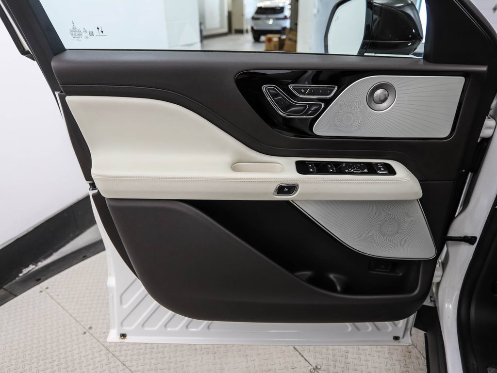 Used 2023 Lincoln Aviator Black Label w/ Dynamic Handling Package AWD/4WD image 9