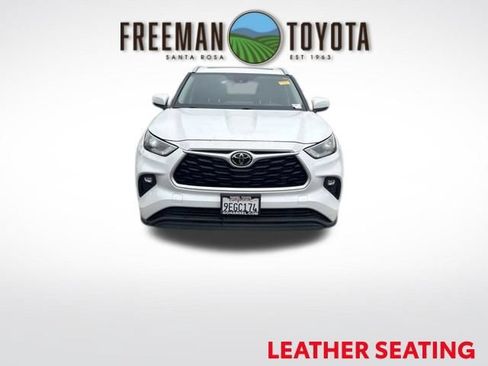 Used 2023 Toyota Highlander XLE AWD/4WD image 3