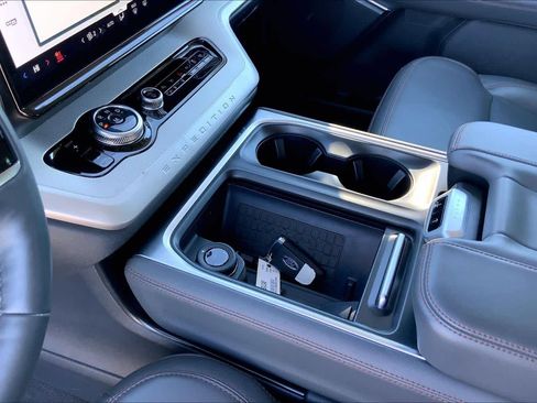 Used 2025 Ford Expedition Active image 17