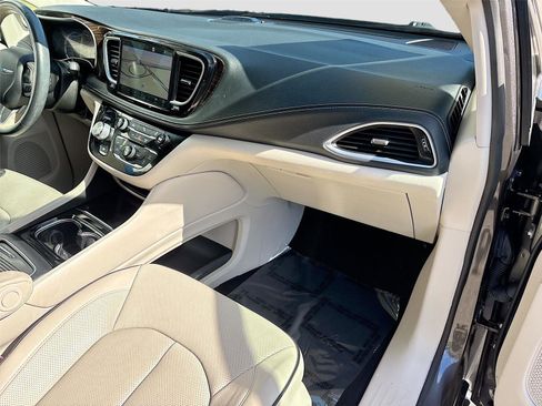 Used 2021 Chrysler Pacifica Limited image 35