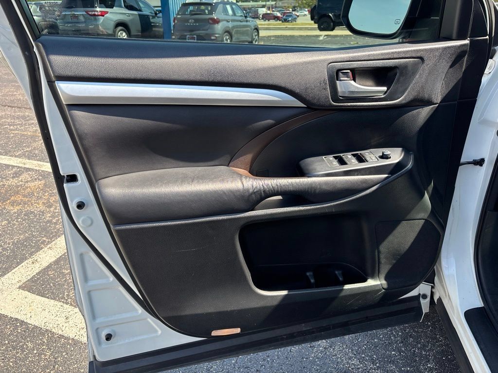 Used 2016 Toyota Highlander XLE FWD image 14