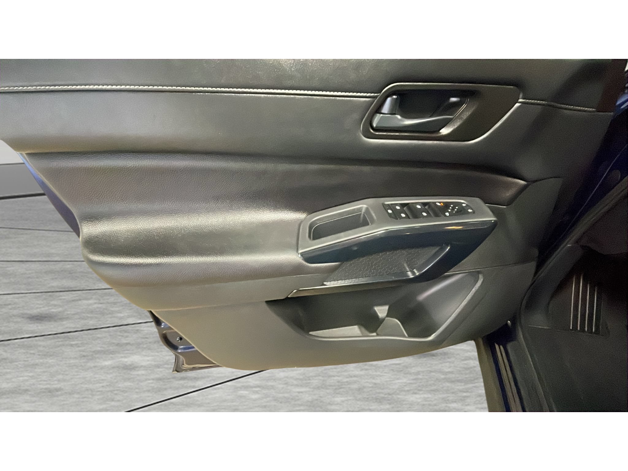 Used 2025 Nissan Pathfinder SV w/ Black Appearance Package AWD/4WD image 9