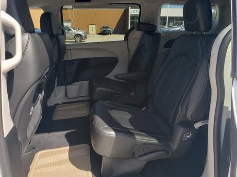 Used 2024 Chrysler Pacifica Touring-L FWD image 12