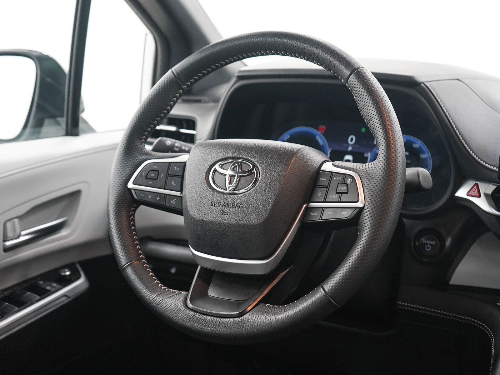 Used 2025 Toyota Sienna XSE AWD/4WD image 15