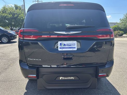 Used 2023 Chrysler Pacifica Touring-L FWD image 8