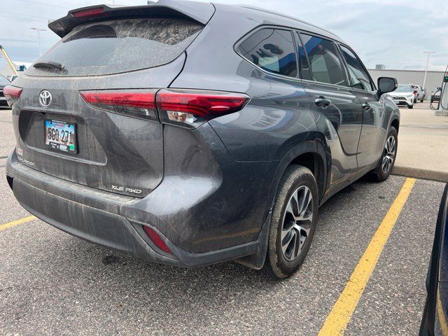 Used 2022 Toyota Highlander XLE AWD/4WD image 4