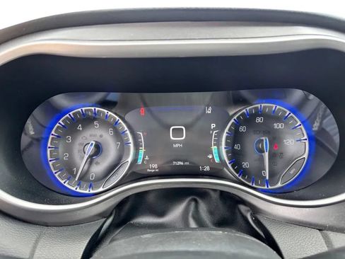Used 2023 Chrysler Pacifica Touring-L FWD image 13