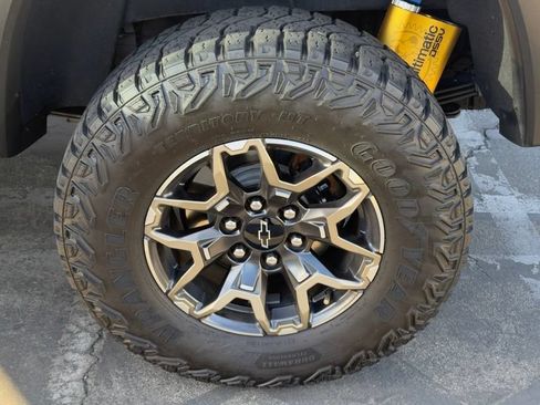 Used 2024 Chevrolet Colorado ZR2 w/ Technology Package AWD/4WD image 10