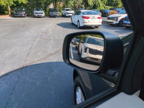 Used 2013 Dodge Grand Caravan SXT FWD image 11