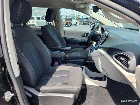 Used 2023 Chrysler Voyager LX image 36