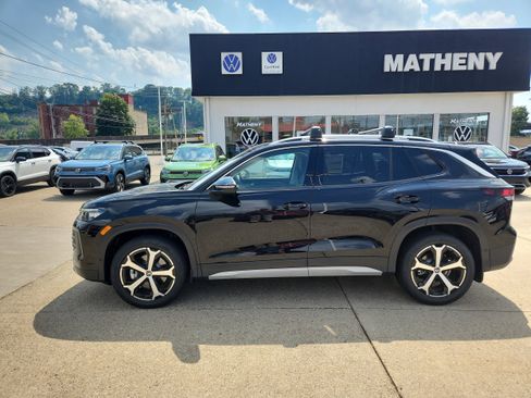 New 2025 Volkswagen Tiguan SE image 2