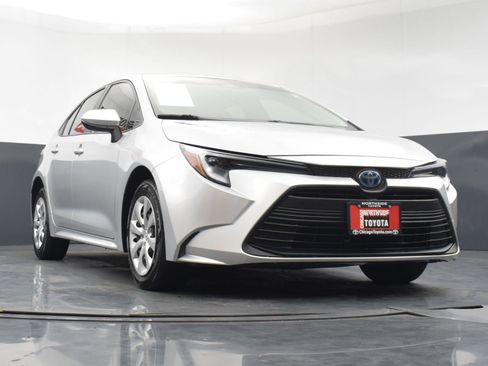 Used 2025 Toyota Corolla LE FWD image 28