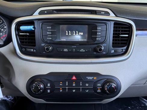 Used 2017 Kia Sorento FWD image 20