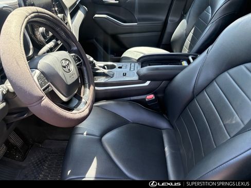 Used 2022 Toyota Highlander XLE FWD image 9
