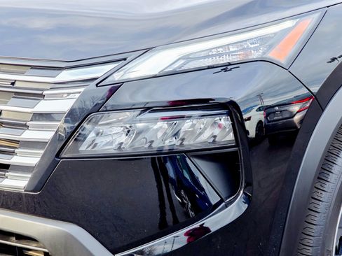 Used 2025 Nissan Rogue SV image 7