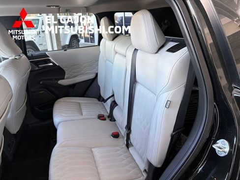 Used 2025 Mitsubishi Outlander AWD image 12