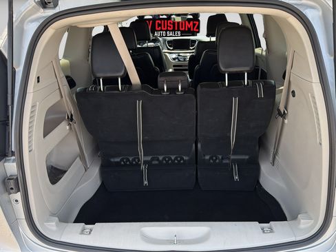 Used 2024 Chrysler Pacifica Touring-L FWD image 13
