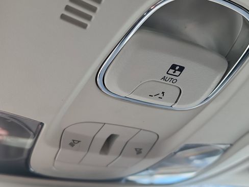 Used 2018 Jeep Renegade Limited w/ Safety & Security Group image 25