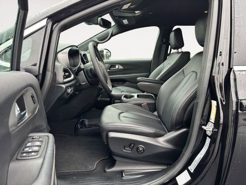 Used 2025 Chrysler Pacifica Select image 16