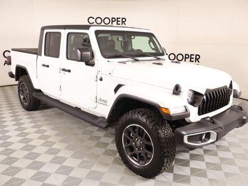 Used 2022 Jeep Gladiator Overland w/ Popular Equipment Package AWD/4WD image 1