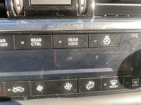 Used 2022 Nissan Pathfinder SL image 25