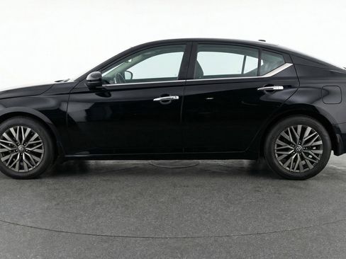 Used 2025 Nissan Altima 2.5 SV image 5