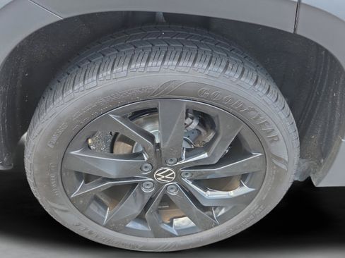 Used 2023 Volkswagen Taos SE w/ Panoramic Sunroof Package FWD image 33