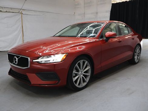 Used 2019 Volvo S60 T5 Momentum w/ Premium Package FWD image 3