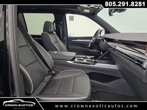 Used 2025 Cadillac Escalade ESV Premium Luxury RWD image 15