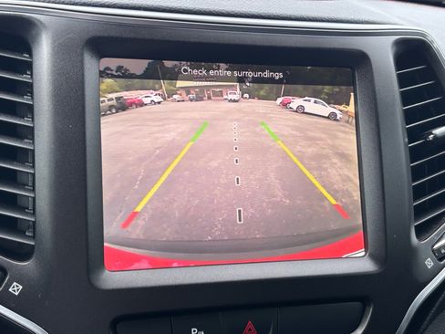 Used 2019 Jeep Cherokee Trailhawk w/ Cold Weather Group AWD/4WD image 11