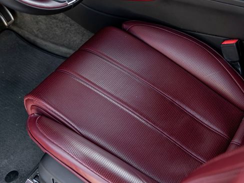 Used 2023 Bentley Bentayga Extended Wheelbase image 18