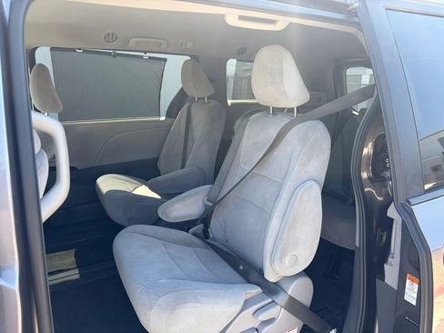 Used 2015 Toyota Sienna LE image 11