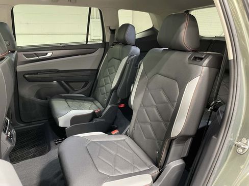 Used 2025 Volkswagen Atlas Peak Edition SE AWD/4WD image 18