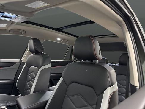 Used 2024 Volkswagen Atlas Peak Edition SEL image 7