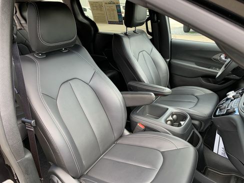 Used 2025 Chrysler Pacifica Select FWD image 42