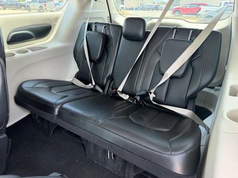 Used 2024 Chrysler Pacifica Touring-L FWD image 9