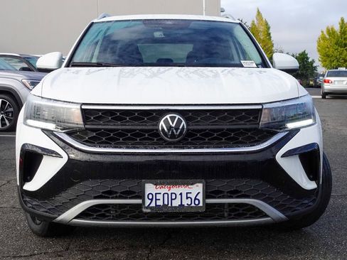 Used 2023 Volkswagen Taos SE w/ Panoramic Sunroof Package image 3