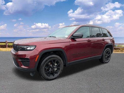 Used 2025 Jeep Grand Cherokee Altitude AWD/4WD image 4