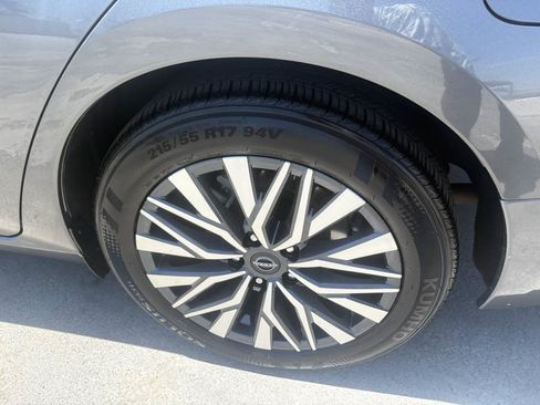 Used 2025 Nissan Altima 2.5 SV FWD image 13