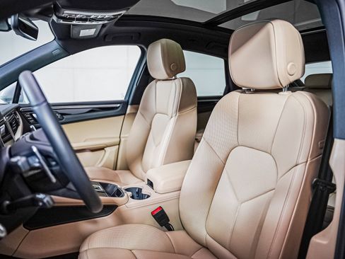 Certified 2025 Porsche Macan image 5