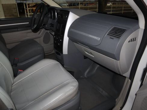 Used 2010 Dodge Grand Caravan SE w/ Climate Group image 32