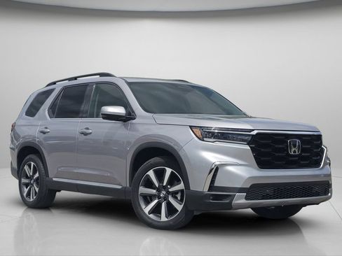 Certified 2025 Honda Pilot Touring image 2