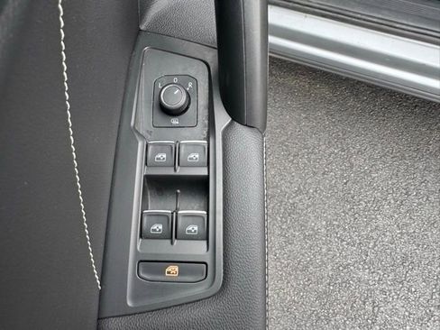 Used 2022 Volkswagen Tiguan SE w/ Panoramic Sunroof Package image 19