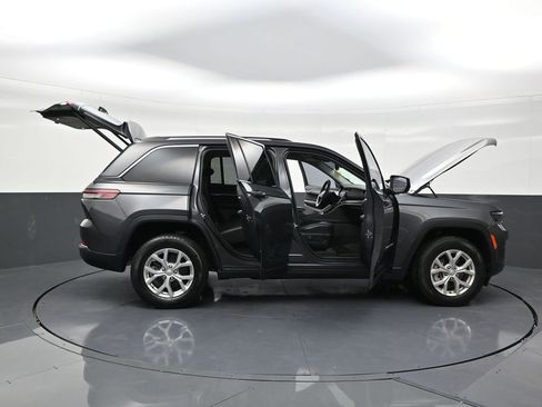 Used 2023 Jeep Grand Cherokee Limited image 29