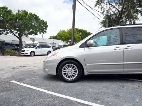 Used 2010 Toyota Sienna XLE FWD image 5