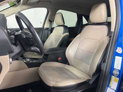 Used 2020 Ford Escape Titanium image 4