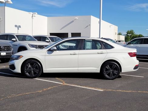 Used 2022 Volkswagen Jetta SE FWD image 9