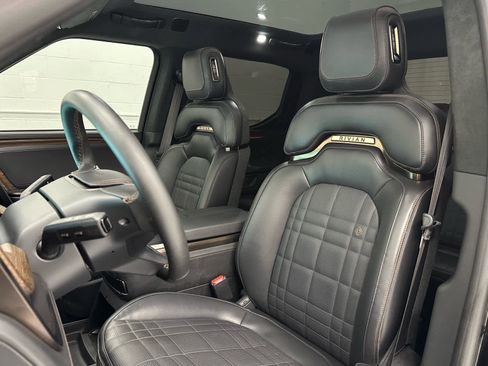 Used 2025 Rivian R1T Premium image 13